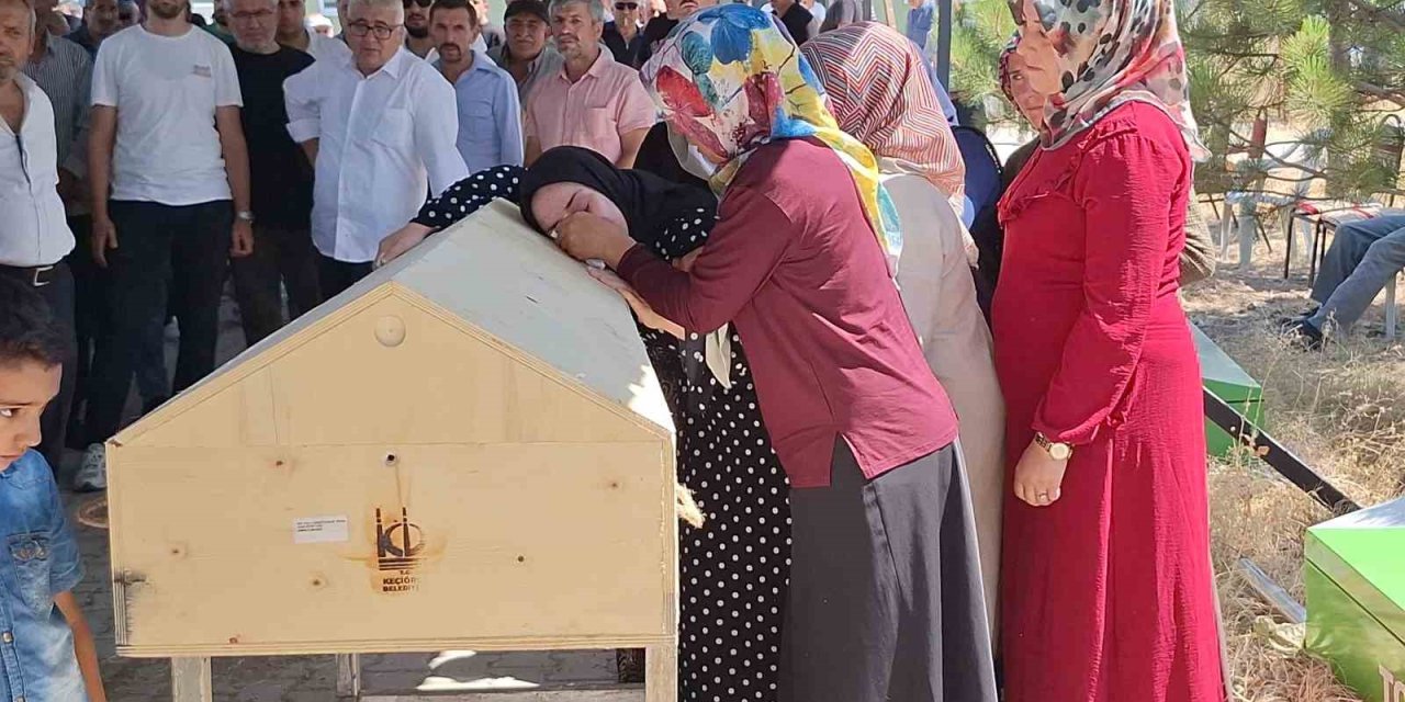 Üniversite kaydı için çıktıkları yolda yanarak can veren babaanne, oğlu ve torunu toprağa verildi