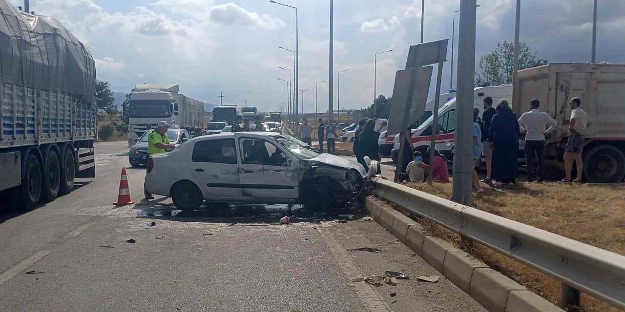 Çorum’da kamyon ile otomobil çarpıştı: 4 yaralı