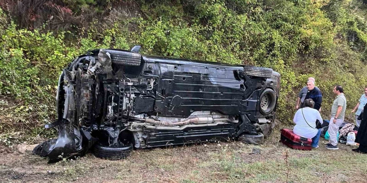 Kastamonu’da hafif ticari araç takla attı: 3 yaralı