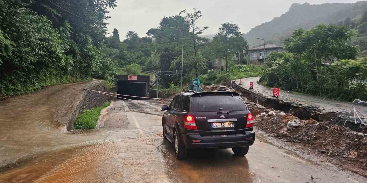 Arhavi’de heyelan riski nedeniyle tünel trafiğe kapatıldı