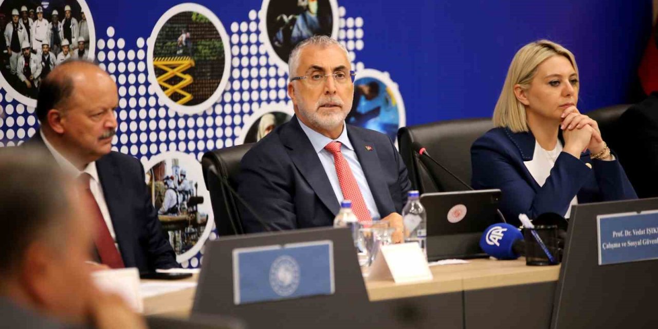 Bakan Işıkhan: "‘Türkiye bu badireyi asla atlatamaz’ diyenlere inat her seferinde küllerimizden yeniden doğmasını bildik"