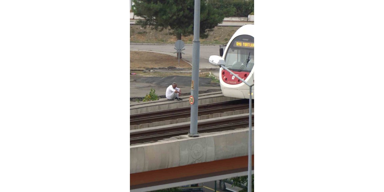 Samsun’da tramvay üst geçidinde şaşkına çeviren anlar