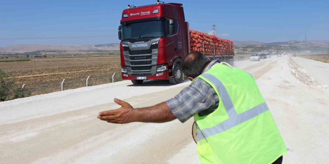 Tozlu yolda mutluluk saçıyor, kimse korna çalmadan geçmiyor