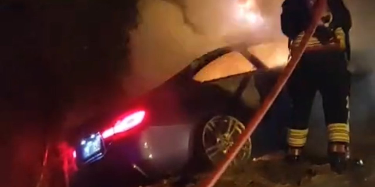 Kontrolden çıkan lüks araç ağaçlara çarparak alev alev yandı