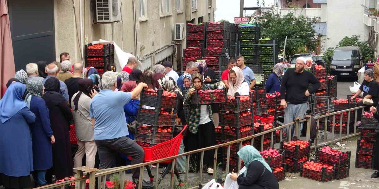 Market açılışında izdiham