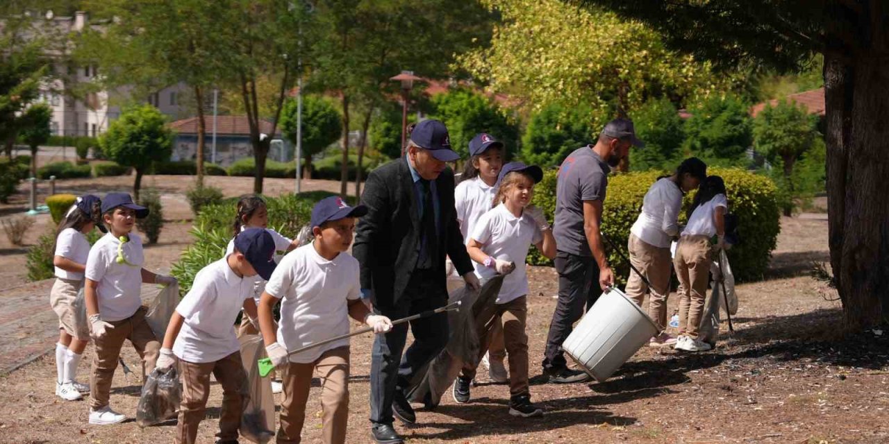 Parkı temizleyen görevlilere öğrenciler destek oldu