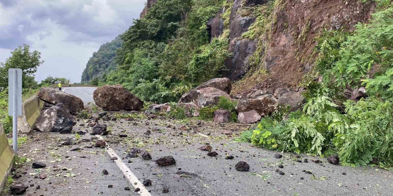 Artvin’de heyelan Karadeniz Sahil Yolu’nu ulaşıma kapattı