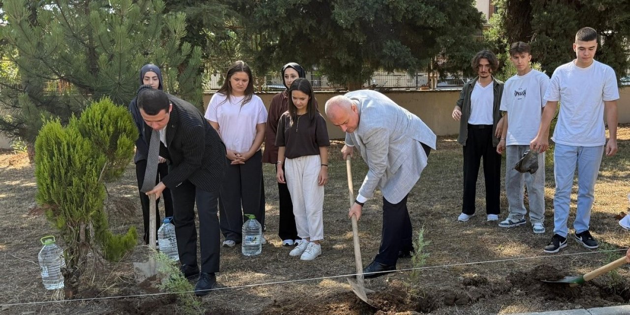 Geleceğe nefes olacak fidanlar toprakla buluştu
