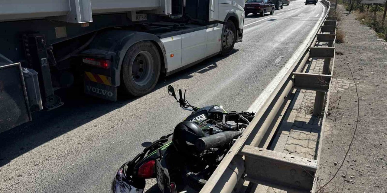 Otomobil sürücüsü motosiklete çarpıp kaçtı; 1 yaralı