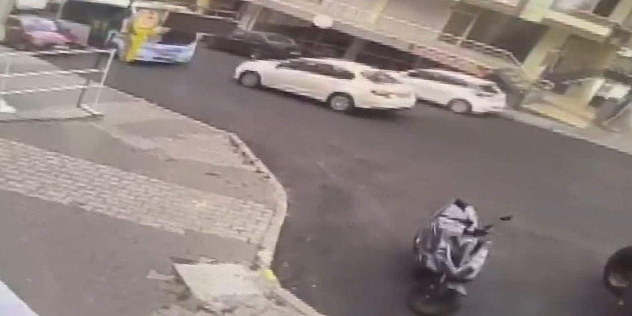 Yolcu Minibüsü İle Otomobilin Çarpıştığı Kaza Kamerada