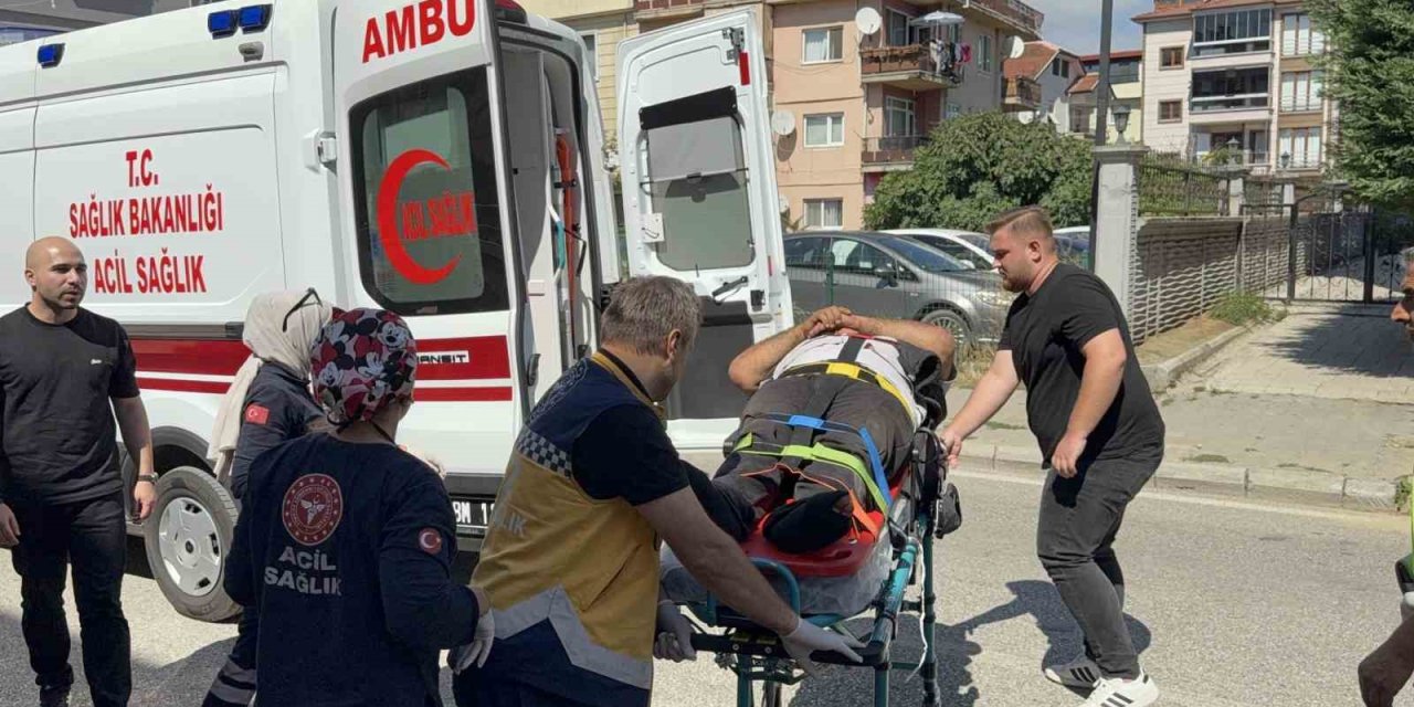 Hafif ticari araç ile çarpışan motosikletin sürücüsü yaralandı