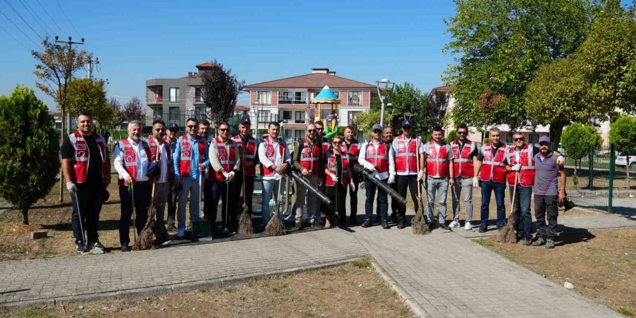 Müdürler Aziziye Çocuk Parkı’nı temizledi