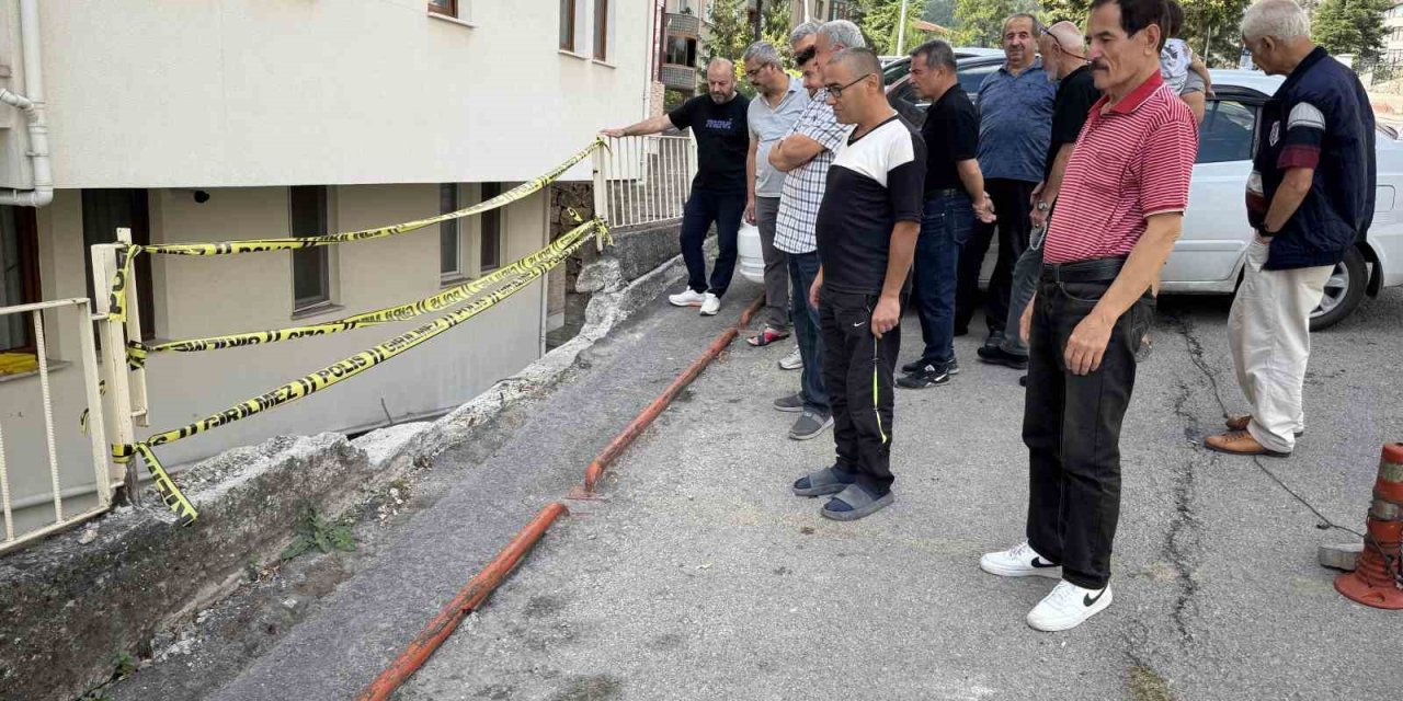 Karabük’te zarar gören istinat duvarı site sakinlerini tedirgin ediyor