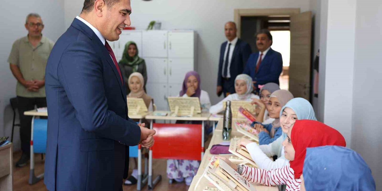 Vali Aslan kız Kur’an kursu öğrencileriyle bir araya geldi