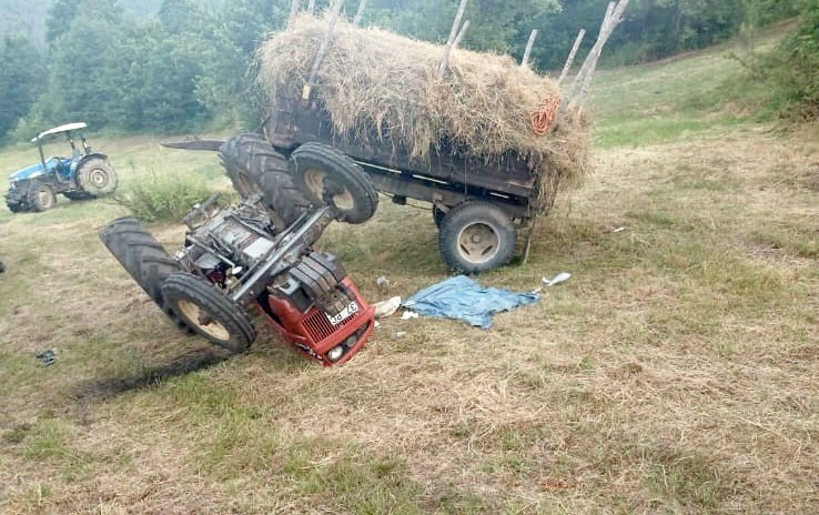 Devrilen traktörün altında kalan sürücü yaşam mücadelesini kaybetti
