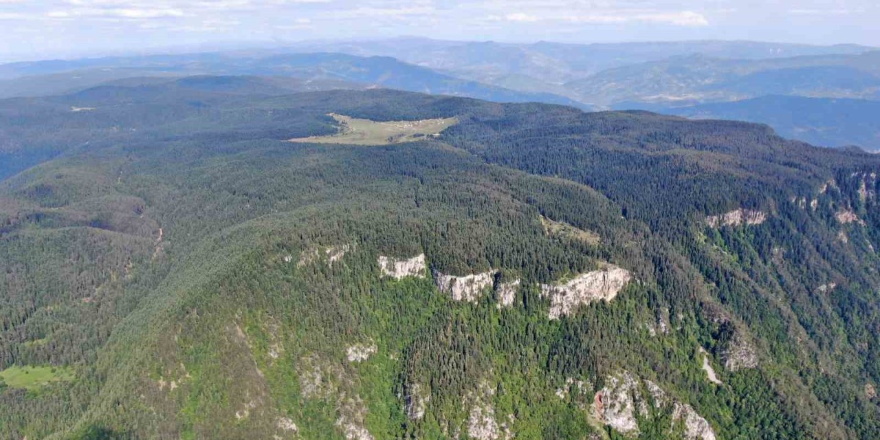 Üç ilin kesişim noktasında manzarasıyla mest eden zirve keşfedilmeyi bekliyor