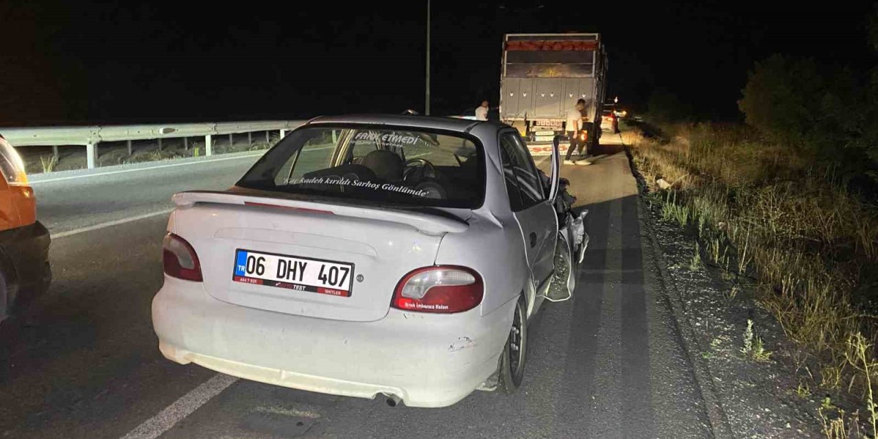 Otomobil kamyona arkadan çarptı: Sürücü kazayı yara almadan atlattı