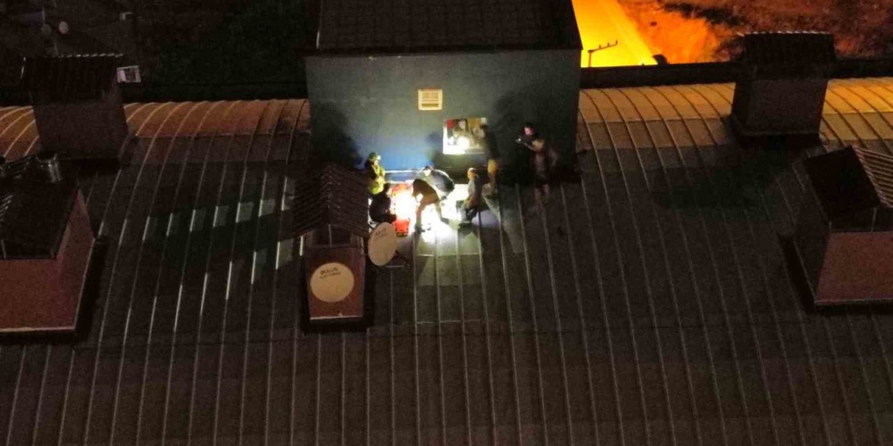 Genç kız çatıya çıktı, kurtarmak isteyenlerle birlikte mahsur kaldı