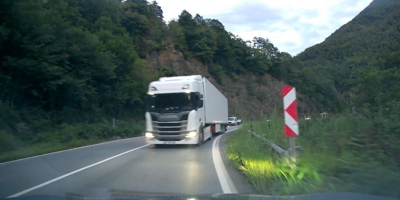 Artvin’de tırın hatalı sollaması faciaya davetiye çıkardı