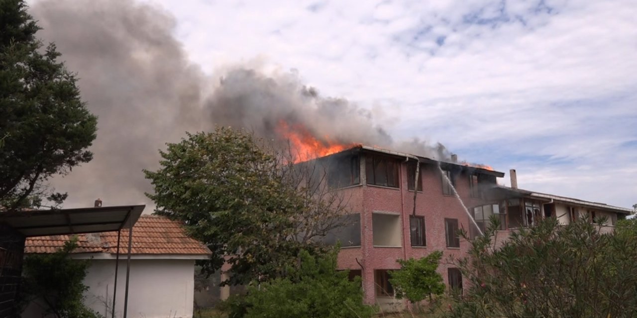 Çatıdaki Yangın, Katlara Da Sıçradı