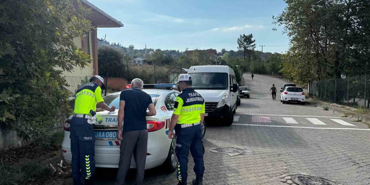 Alaplı’da jandarma ekiplerinden okul servislerine sıkı denetim