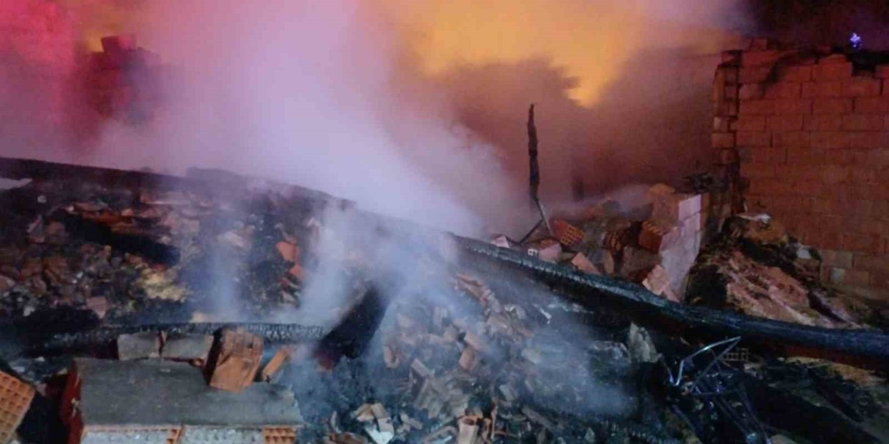 Çorum’da çıkan yangında ahır ve ardiye kullanılmaz hale geldi
