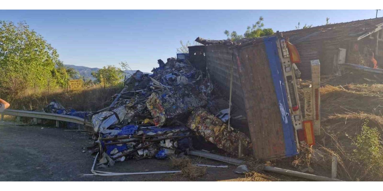 Karabük’te hurda yüklü tır devrildi: 1 yaralı