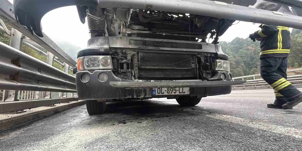 Bolu’da mobilya yüklü kamyon alev aldı: Erken müdahale faciayı önledi