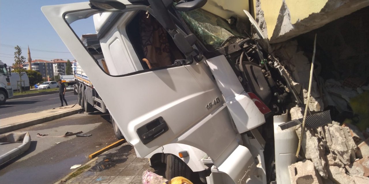 Tır, Boş Dükkana Çarptı: 1 Yaralı