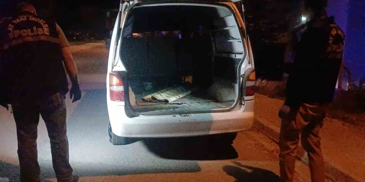 "Dur" ihtarına uymadı, araçla polis memuruna çarpıp kaçtı