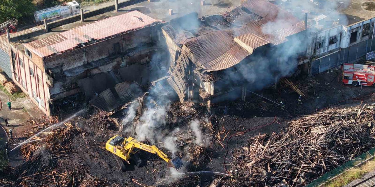 Kereste fabrikası yangınında soğutma çalışmaları sürüyor