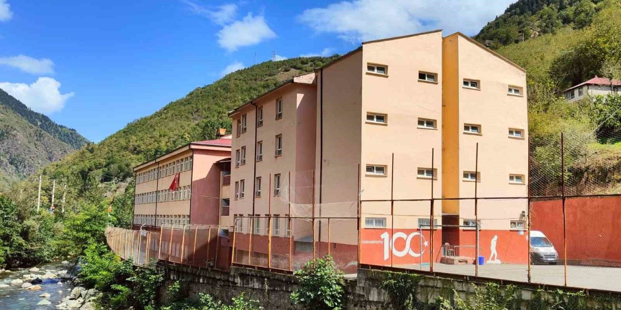 Eğitim gördüğü okulu baştan aşağıya yeniledi