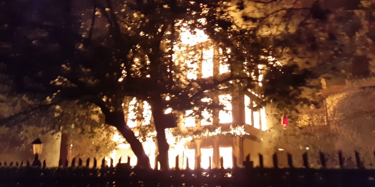 Bolu’da tarihi Keyvanlar Konağı kül oldu: Alevler geceyi aydınlattı