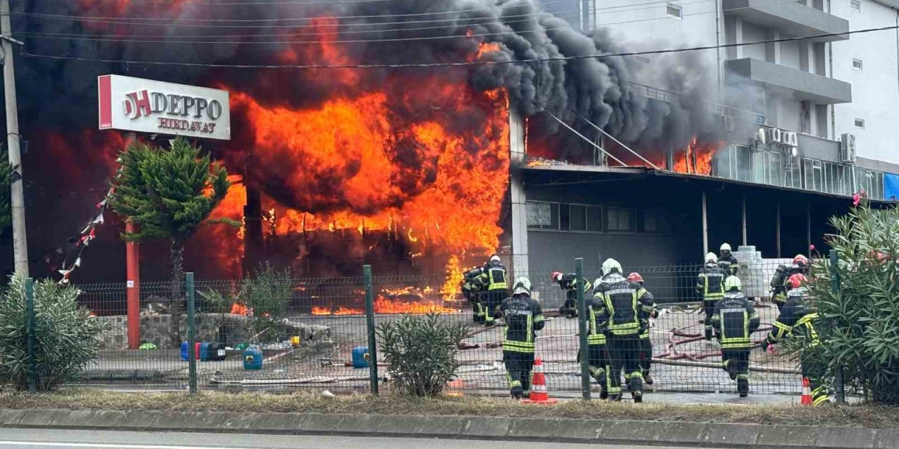 Trabzon’da AVM’deki yangın yeniden alevlendi