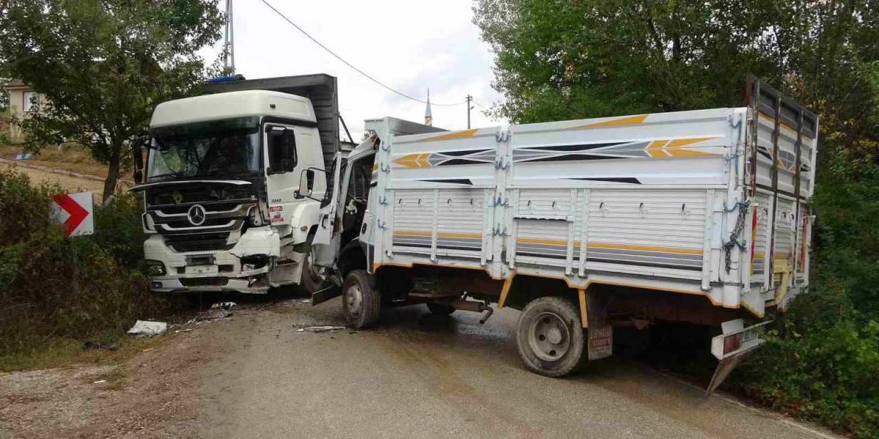 Kastamonu’da iki kamyon kafa kafaya çarpıştı: 2 yaralı