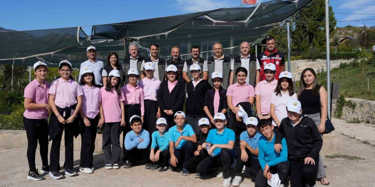 Artvin’de öğrencilere fidan üretimi anlatıldı