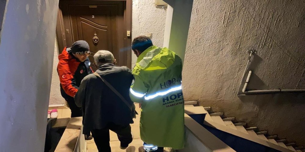 Hopa'da istinat duvarı çöktü, 3 katlı ev tahliye edildi