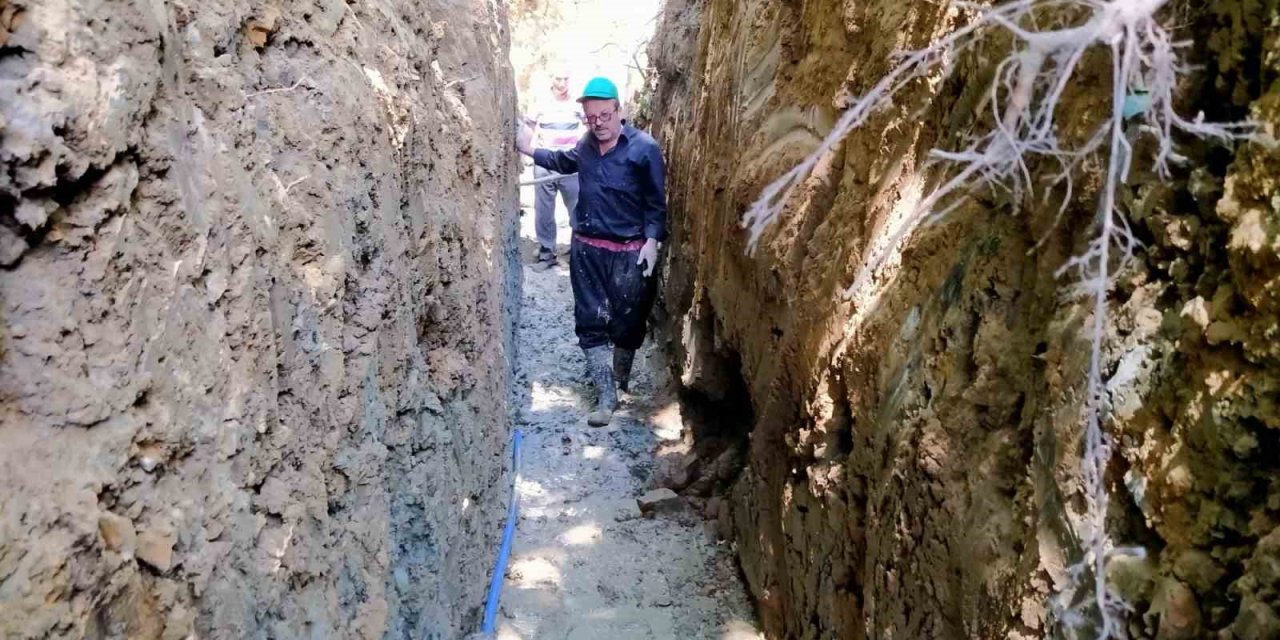 Muhtar ve köylülerin desteğiyle iki mahalle suyuna kavuştu