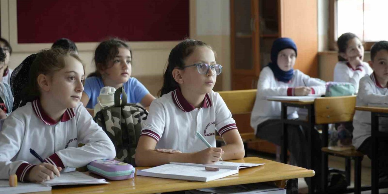 Gümüşhaneli 9 Yaşındaki Buğlem Her Törende İstiklal Marşı’nı İşaret Diliyle Okuyor