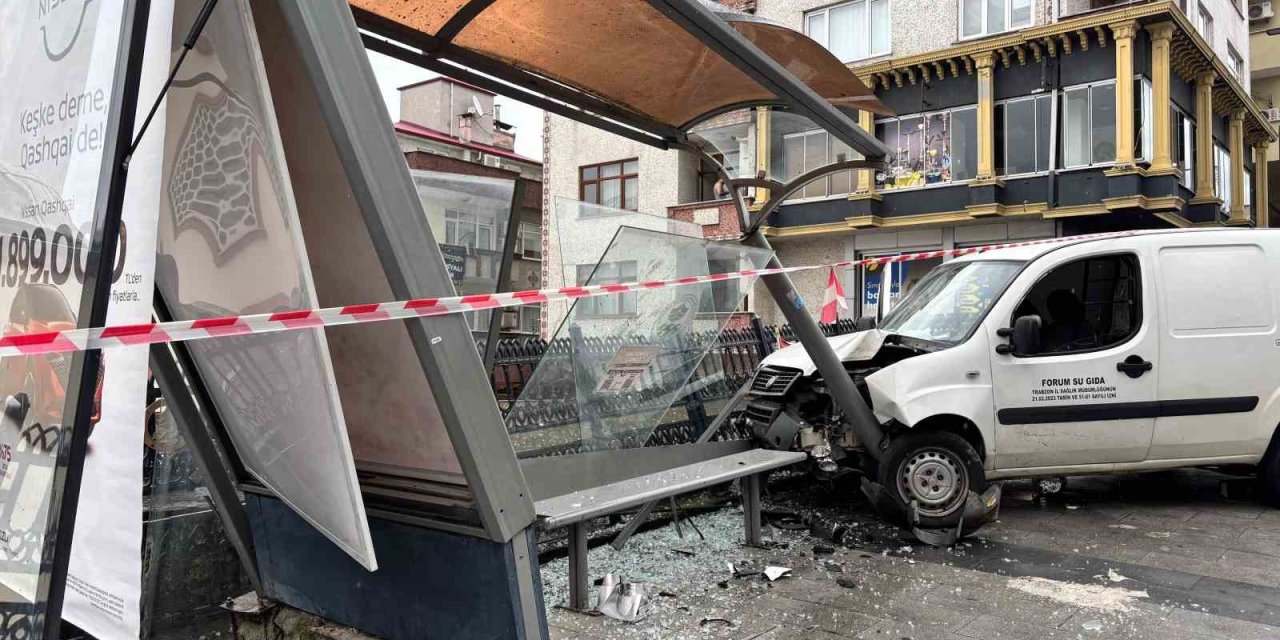 Trabzon’da araç otobüs durağına çarptı
