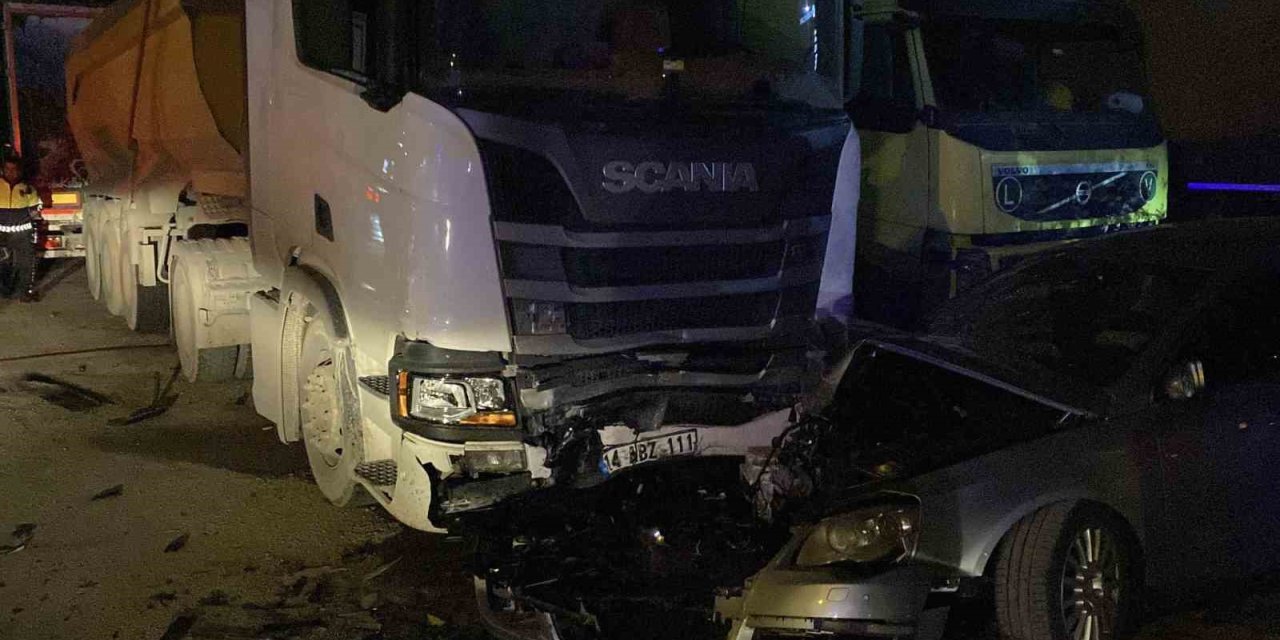 Bolu’da kontrolden çıkan otomobil park halindeki 3 araca çarptı: 4 ağır yaralı