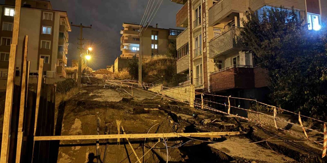 İnşaat sahasının yanındaki yolun bir kısmı çöktü