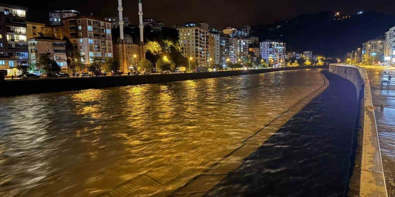 Giresun’da sağanak yağış hayatı olumsuz etkiledi