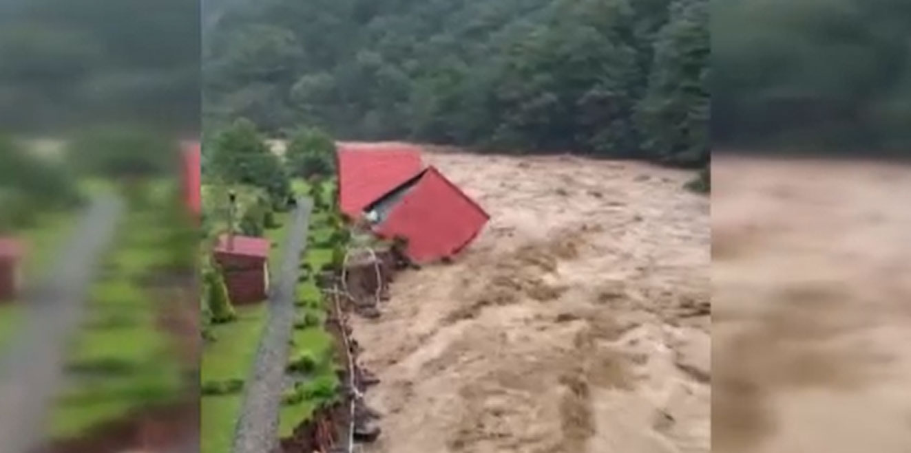 Rize'nin sel felaketi: Bungalovun sel sularına kapılma anı kamerada