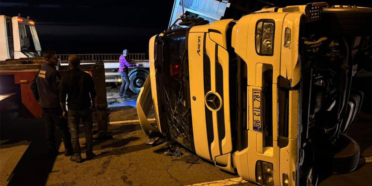Rize'de tır yola devrildi: 2 yaralı