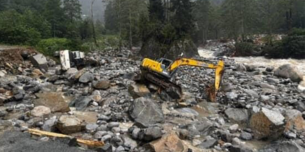 Rize'de tonlarca ağırlıktaki iş makineleri sel sularına kapıldı
