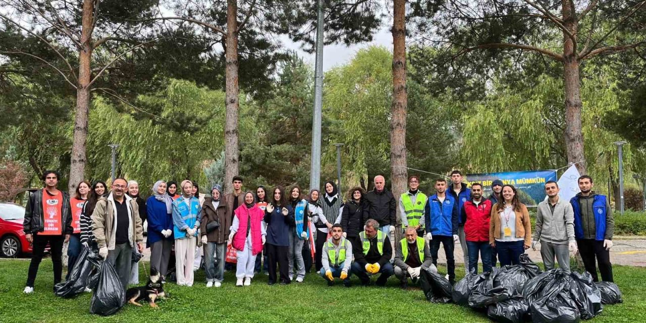 Bayburt’ta gönüllüler Yenişehir Parkı’nda çevre temizliği yaptı