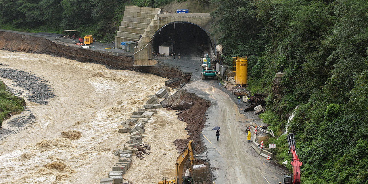 Heyelanla yıkılan Ayder yolu X bloklarla onarılıyor