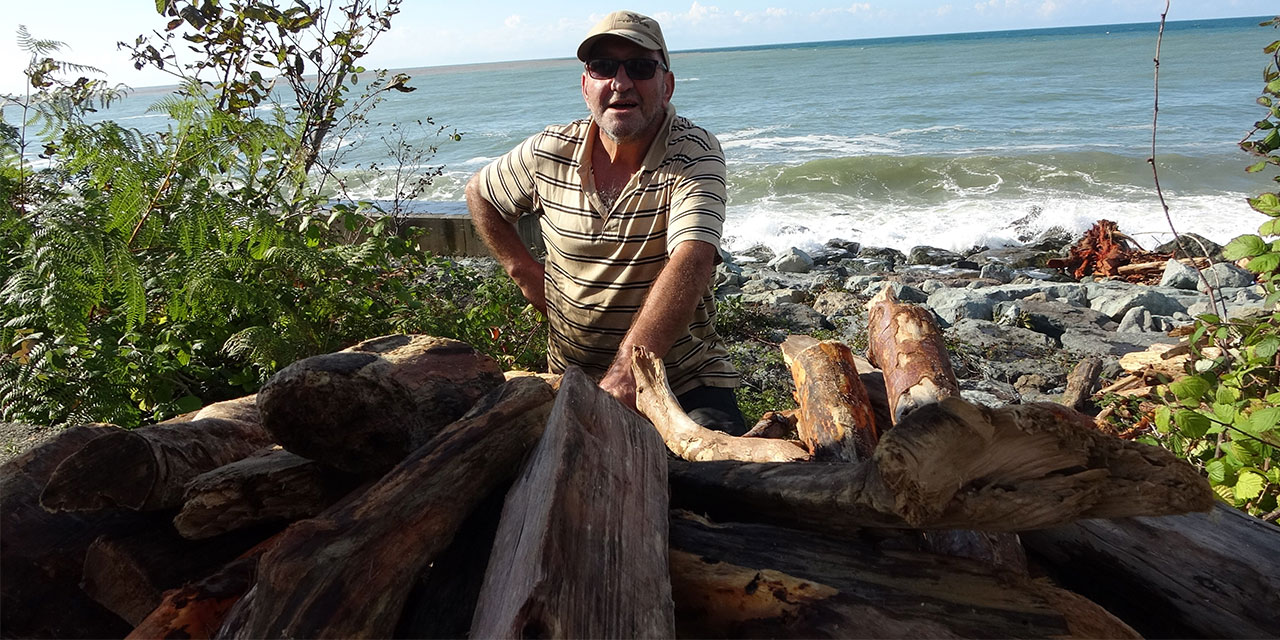 Derelerin Karadeniz'e taşıdığı ağaç kütüğü ve odunlar Rizeliler'in kışlık yakacağı oldu