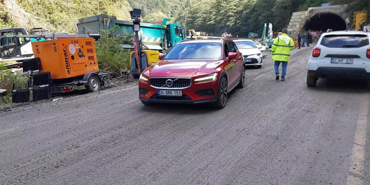 Sel ve heyelanlar nedeniyle 3 gündür kapalı olan Çamlıhemşin-Ayder karayolu ulaşıma açıldı